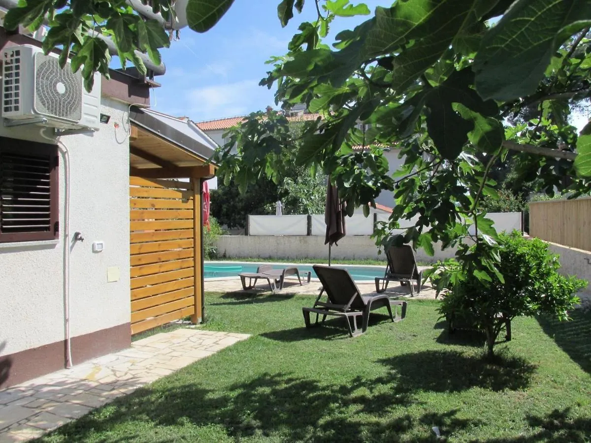 Apartments And Rooms With A Swimming Pool Pjescana Uvala, Pula - 19690 Guest house