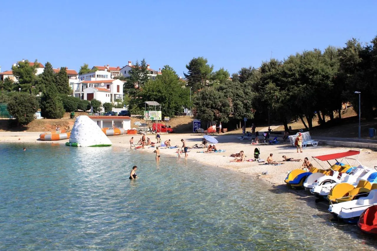 Apartments And Rooms With A Swimming Pool Pjescana Uvala, Pula - 19690 Guest house